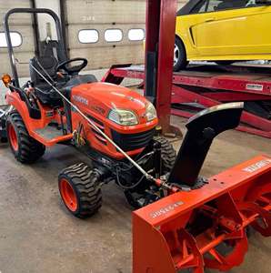 รถแทรกเตอร์คูโบต้าพร้อมเครื่องเป่าหิมะ อุปกรณ์ฤดูหนาวที่แข็งแกร่ง พร้อมเครื่องเป่าลมสำหรับงานหนัก โครงสร้างที่เชื่อถือได้ ระบบขับเคลื่อน PTO ที่ปรับได้ - Product Image 1