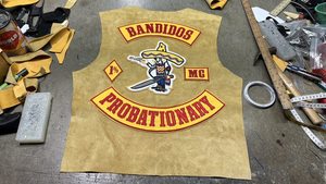 Gilet de club de motard en daim personnalisé pour homme avec fermeture éclair sur le devant - Product Image 4