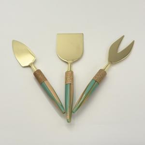 Ensemble de 3 couteaux à fromage de luxe en acier inoxydable doré avec manche en résine, ustensiles de cuisine pour trancher, couper et étaler - Product Image 3