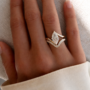 Ensemble de bagues de mariée Marquise avec alliance assortie en chevron incurvé, bague de fiançailles en forme de V avec diamant de laboratoire en or massif 14 carats - Product Image 4