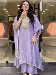Kaftan traditionnel brodé en rayonne jaune, col rond, manches trois-quarts évasées, détails brodés, coupe ample pour femme - Product Image 5