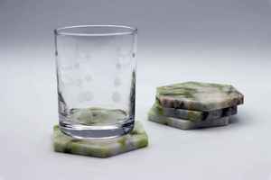 Elegante Juego de Posavasos de Mármol Natural con Acabado Flameado en Verde Grisáceo y Blanco, Diseño Impermeable para Mesa - Product Image 2