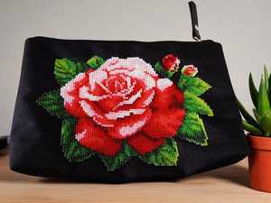 Pochette à cosmétiques perlée faite à la main |   Pochette à maquillage en tissu durable |   Accessoire brodé - Product Image 1