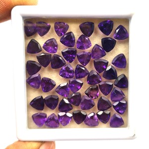 Piedras preciosas facetadas de amatista natural con corte trillón de 5 mm, cuentas sueltas de amatista para la fabricación de joyas, piedra de amatista púrpura genuina para joyería. - Product Image 1