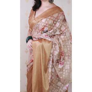 Sari Tradicional Chino de Georgette Suave Marrón con Estampado Floral y Tejido Zari de Elite Weaves, 450g - Product Image 3