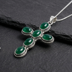 Pendentif croix artisanal en laiton et onyx vert avec sertissage clos, plaqué argent antique, bijou vintage en pierre de guérison - Product Image 5