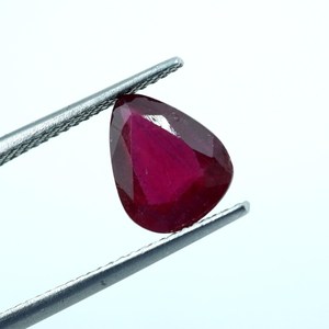 พลอยทับทิมสีแดงธรรมชาติทรงหยดน้ำเจียระไน 2.20 กะรัต (9x7.5x4 มม.) จากราชสถาน สำหรับทำเครื่องประดับ - Product Image 4