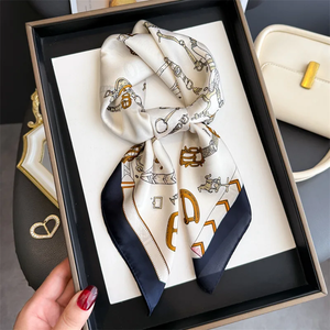 Pañuelo cuadrado de lujo para mujer, elegante hiyab, pañuelo suave de seda estampado con cadenas, chal para viaje - Product Image 1