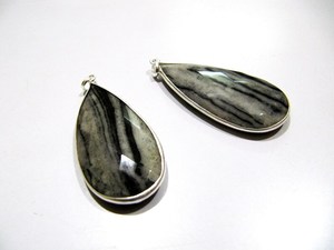 Colgante con Conector de Ágata Cebra Natural en Forma de Pera Briolette Facetada, 22x45 mm, Gema Única y Rara con Engaste en Bisel - Product Image 3
