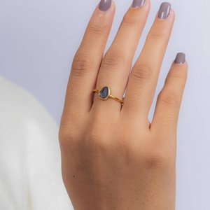 Anillo de Meditación Ovalado de Oro de 18K con Zafiro Azul e Incrustaciones Microinsertadas - Product Image 6
