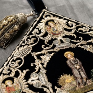 Badge liturgique brodé à la main en fil d'or, patch en tissu personnalisé avec motif religieux, à coudre, style classique - Product Image 2