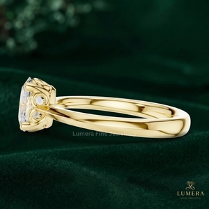 Anillo de Diamante Cultivado en Laboratorio con Corte Ovalado de Lujo, Engaste Elevado, Banda de Oro Minimalista, Anillo de Compromiso Personalizado - Product Image 3
