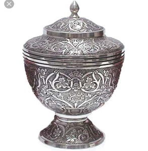 Urne en or de luxe entièrement gravée à la main avec de magnifiques motifs floraux. Un choix majestueux disponible à prix de gros. - Product Image 4