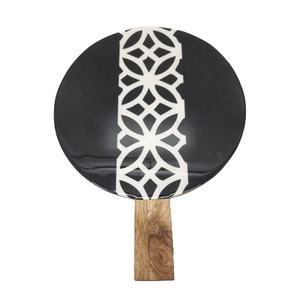 Planche à découper rectangulaire en bois artisanale avec motif quadrillé noir et poignée en bois pour la cuisine - Product Image 4