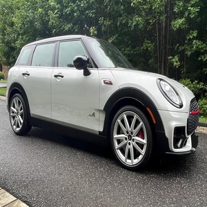 Mini Cooper Clubman Blanco, SUV de 5 Puertas con Detalles Negros y Llantas de Aleación - Product Image 1