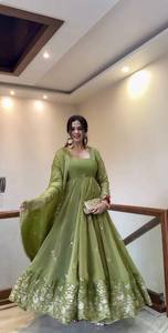 Robe Anarkali en rayonne verte avec détails brodés, coupe ample, longueur au sol, tenue traditionnelle indienne pour mariage, robe ethnique pour femme - Product Image 2
