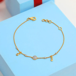 Bracelet délicat à halo de diamants ronds avec breloques en forme de larme - Product Image 3
