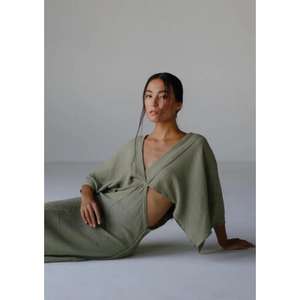 Vestido maxi verde oliva para mujer con cuello en V profundo y mangas acampanadas |   Vestido de Playa Elegante de Verano 100% Algodón Ecológico - Product Image 4