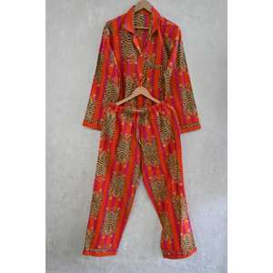 Ensemble de pyjama en coton imprimé à la main avec motifs floraux pour femmes, respirant, pour la détente et la nuit - Product Image 3