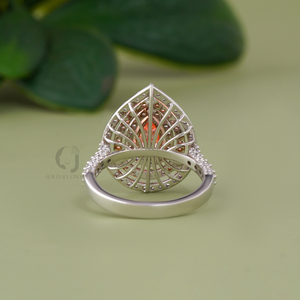 แหวนหมั้นทองคำขาว 14K ประดับเพชรทรงลูกแพร์สีชมพูสดใส 0.68 กะรัต เพชรเลี้ยงในห้องปฏิบัติการ ดีไซน์วงแหวนสามชั้น - Product Image 4