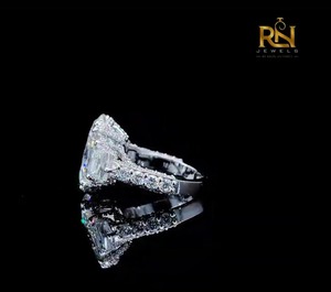 Bague de fiançailles de luxe en or massif 9K 14K 18K avec diamant ovale de laboratoire couleur DEF, taille bouclier 2 carats, halo caché, bijoux personnalisés - Product Image 5