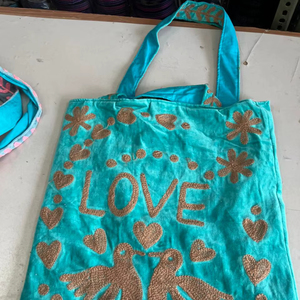 Bolso de terciopelo suave con bordado de amor y paz, el más vendido al por mayor, elegante y ideal para el uso diario y para viajes, para mujeres y niñas. - Product Image 1