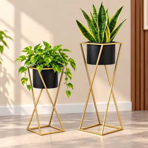 Ensemble de 2 jardinières en métal noir avec supports géométriques dorés, pots de fleurs décoratifs modernes pour salon, chambre, bureau et maison de luxe - Product Image 1