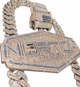 Pendentif Hip Hop personnalisé en argent sterling plaqué or, avec moissanite VVS1 de laboratoire taillée, sertie griffes, bicolore, style glacé et tendance - Product Image 1