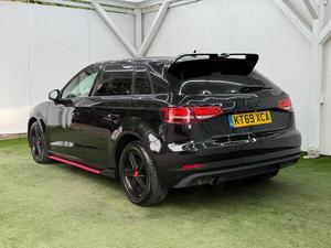 Audi A3 Sportback 2023 1.0 TFSI 5 Puertas Negro con Faldones Laterales Rojos, Manija de Acero OEM DIY KT69 XCA - Product Image 3