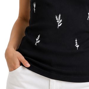 Camiseta sin mangas acanalada personalizada para mujer, en blanco y negro, bordada, informal, de verano, ajustada, de algodón elástico, ropa personalizada OEM. - Product Image 5