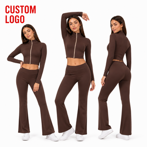 Conjunto deportivo de dos piezas para mujer con logotipo personalizado, estampado de leopardo, top corto de manga larga con cremallera completa y pantalones acampanados de cintura alta. - Product Image 2
