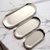 Plateau de service en acier inoxydable avec un design de qualité supérieure, parfait pour la cuisine, la salle à manger, les accessoires de service et la décoration intérieure.