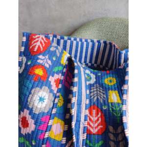 Bolso Tote de Algodón Acolchado Hecho a Mano en India |   Bolsa de Tela Reutilizable Ecológica. Bolsa de Mano con Diseño Floral Azul Intenso para Fiestas - Product Image 1