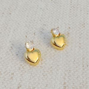 Orecchini a perno a forma di cuore scintillanti, accessorio di moda - Product Image 1