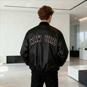 แจ็คเก็ตวาร์ซิตี้ผ้าซาตินไซส์ใหญ่ OEM ปักลายตามสั่ง แจ็คเก็ตบอมเบอร์แบบ Letterman ขายส่งสำหรับผู้ชายและผู้หญิง คอตั้ง สไตล์สตรีทแวร์ - Product Image 3