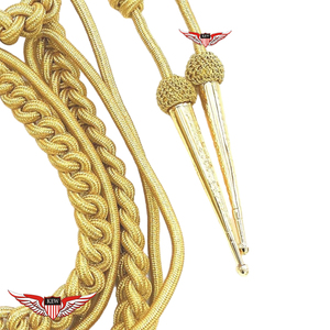 Aiguillette avec épaulettes en Mylar doré sur fond rouge, tressée, avec pointe dorée métallique - Product Image 4