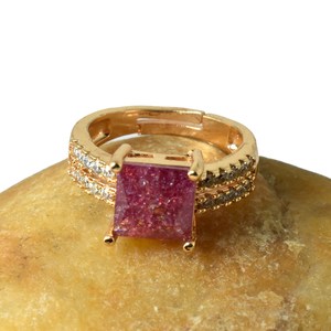 Bague ajustable plaquée or 22 carats avec rubis et zirconiums cubiques, bague de cocktail, bijou de mariage et de fiançailles traditionnel - Product Image 3