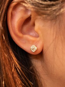 ต่างหูเพชรทรง Asscher ขนาด 1.01 กะรัต ผลิตในห้องปฏิบัติการ ประดับขอบแบบ Bezel ตัวเรือนทองคำ 18K เหมาะสำหรับโอกาสพิเศษ งานฉลองครบรอบ สำหรับคู่รัก - Product Image 4
