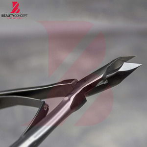 Coupe-ongles de qualité supérieure, finition mate, en acier inoxydable, avec poignée ergonomique, pour usage en salon. - Product Image 5