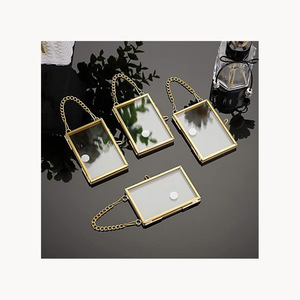 Cadre photo suspendu en métal personnalisé avec chaîne, design élégant et moderne, cadre photo décoratif pour la maison et le bureau - Product Image 1