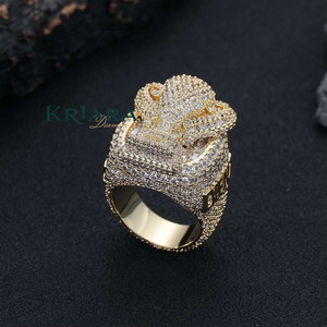 Anillo de cóctel para hombre de plata 925 con baño de oro de 18K, con moissanita redonda engastada en pavé, diseño de trofeo, estilo de lujo - Product Image 1
