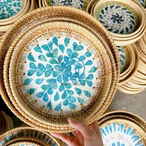 ถาดเสิร์ฟหวายทรงกลมลายสีเขียวประดับเปลือกหอยมุก งานฝีมือสานมือ ถาดโชว์บนโต๊ะ สไตล์โบโฮ ตกแต่งบ้านแนวชายทะเล - Product Image 1