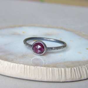 แหวนทองคำแท้ 14K ประดับโรโดไลต์การ์เนตทรงโรสคัท งานแฮนด์เมด ดีไซน์หรูหรา ประดับอัญมณีธรรมชาติ ของขวัญสำหรับผู้หญิง - Product Image 5