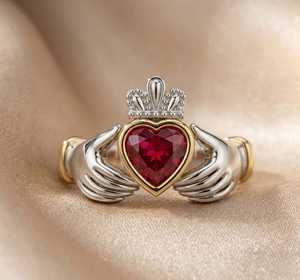Bague en argent 925 avec moissanite 1 carat taille cœur rouge, motif cœur tenant une pierre précieuse, cadeau idéal pour les anniversaires et les petites amies - Product Image 3