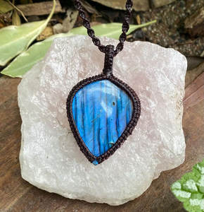 Collar de Macramé Hecho a Mano al por Mayor con Cordón Encerado Marrón, Perla de Agua Dulce, Colgante de Mariposa con Corte Esmeralda, Estilo Boho, Ajustable, con Piedras Preciosas - Product Image 1