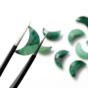 Pierre précieuse en émeraude naturelle en forme de croissant de lune, 17 mm, facettée, sculptée à la main, pierre en vrac, prix de gros, en vrac, pour la fabrication de bijoux - Product Image 2