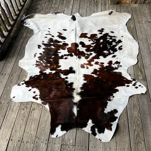 Alfombra de piel de vaca auténtica, tapete de cuero natural para decoración de interiores modernos - Product Image 1