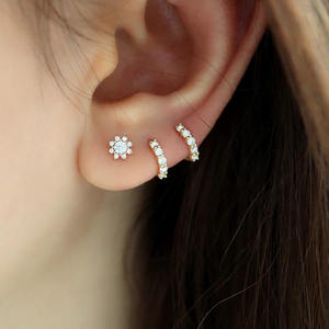 Fabricant de labrets en or 14 carats avec diamants en forme de tournesol |   Usine de bijoux directe |   Piercing à dos plat fileté interne en gros - Product Image 3