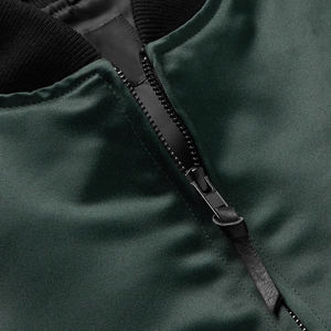 Chaquetas Varsity de Seda Satinada con Cuello Alto y Recubrimiento de Alta Calidad para Hombre, Nueva Llegada, Personalizadas con Botones Rojos, Moda para Exteriores - Product Image 5