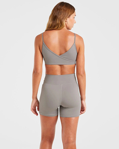 Shorts Deportivos Ligeros para Mujer con Logotipo Personalizado y Tecnología de Gestión de la Humedad para Máxima Comodidad - Product Image 4